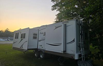 2010 Arctic Fox 29V RV rental photo 2