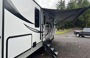 Family friendly bunkhouse with a king sized bed!