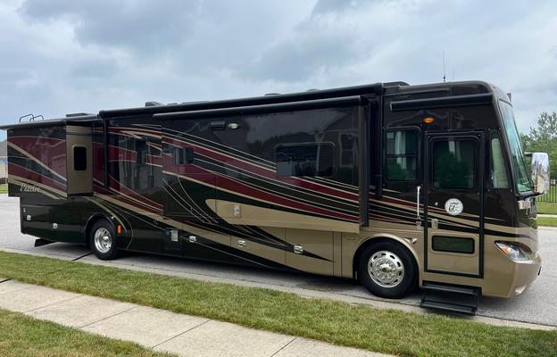 2014 Tiffin Phaeton 40QKH Bunkhouse