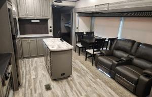 Big boy! sleeps 8/ 2 bathrooms/bunkhouse/5 slides