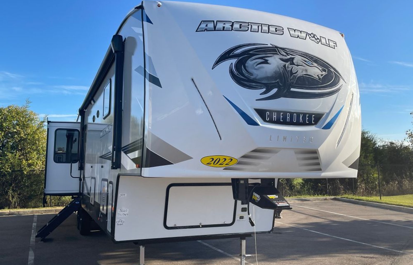2022 Cherokee Arctic Wolf Suite 3660