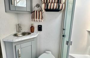 Upscale Getaway On Wheels  (DELIVERY ONLY)