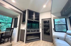 Luxury 2025 Alliance Valor 44V14 w/ 14' Garage