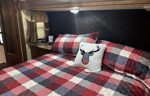 Open and Spacious 5th Wheel