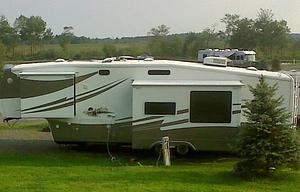 LARGE renovated 5th wheel 2 bdrm w. delivery