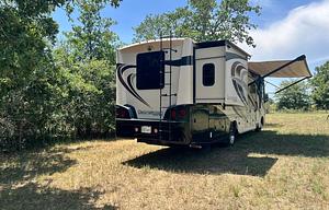 The Lone Star Lodge – Tailgate-Ready, Pet-Friendly