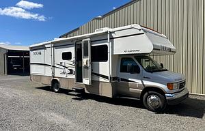 Hi I’m Toby the 2006 Fleetwood RV Tioga 31M