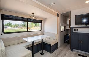 2025 Avenger with Bunks (LIKE NEW)-Delivery Only
