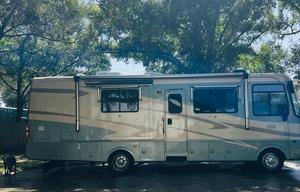 2005 Safari Trek RV rental photo 2