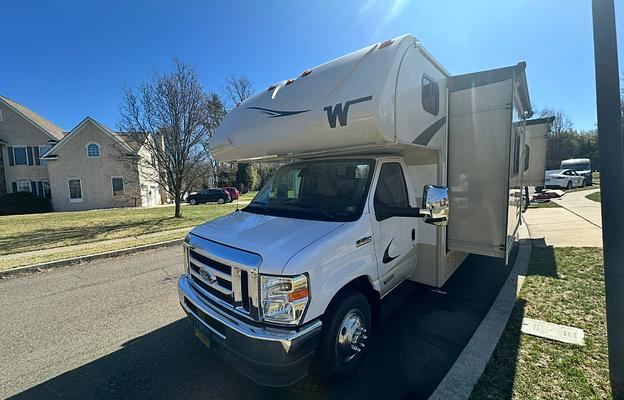 2021 Winnebago Spirit 26T couple & small family