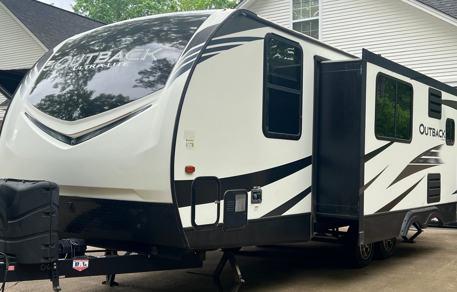 Very comfy couples camper.  Pet friendly too!!