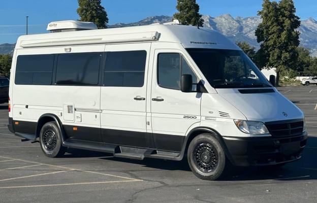 Perfect For 2 - Big Bed, Bathroom, Kitchen, 22MPG