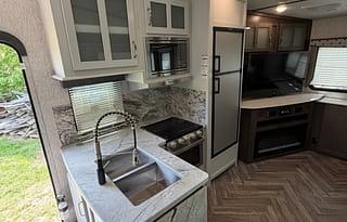2021 Dutchmen 2503REF – Modern and Comfortable