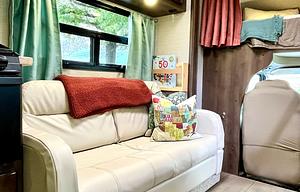 The Queen Bea: Class C 2018 Jayco Greyhawk 31FS