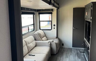 **Campy the SUPER COOL pet friendly 5th Wheel**