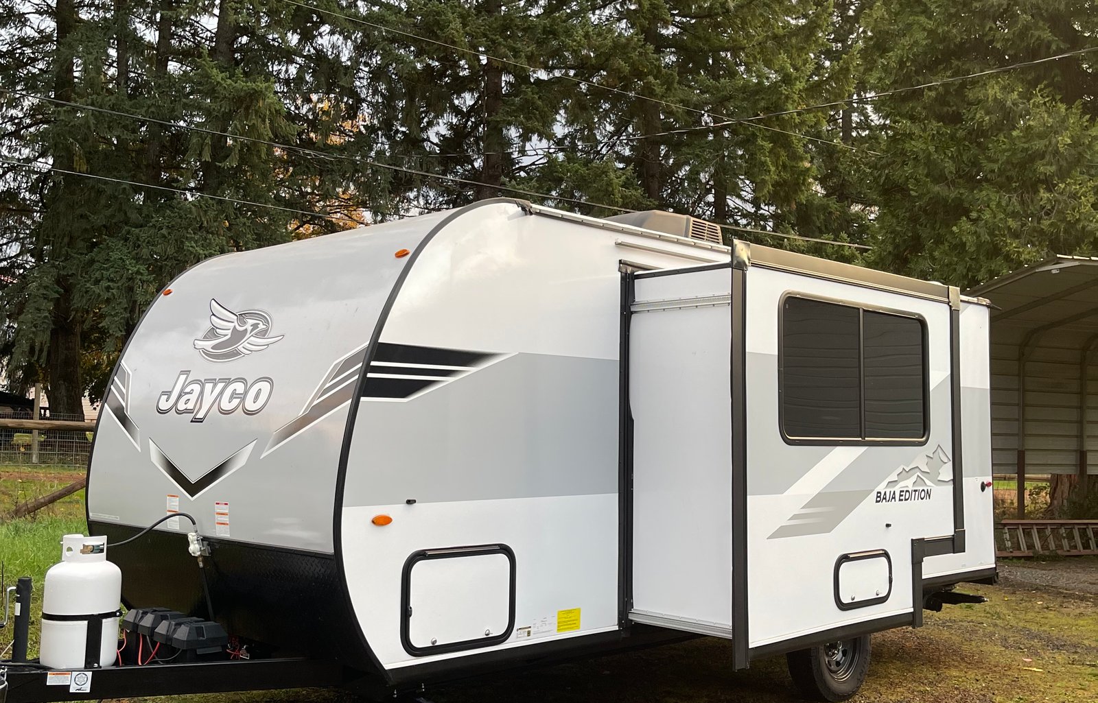 The little lodge - cozy family camper for 8!