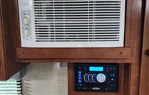 2016 Riverside RV White Water 181B Retro RV rental photo 4