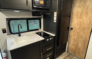 Light & Cozy Camper - Adventure Awaits!