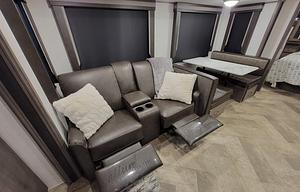 ☆Reclining sofa☆Large bathroom