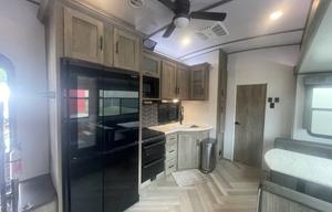 2 bedroom, 2 full baths, 43’ fifth wheel