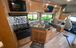 2019 Winnebago Minnie Winnie 31G *Pet Friendly!*