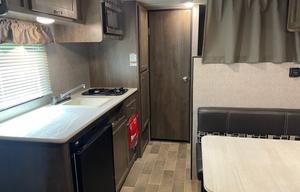 2019 Coleman Lantern LT Series 17FQ RV rental photo 5