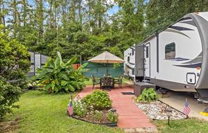 Very nice 2017 Palomino SolAire, sleeps 4 adults +