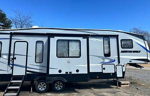 2019 Arctic Wolf 305ML6 | Sleeps 6 | 2 A/C