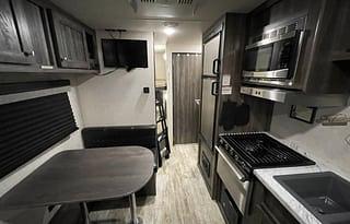 Spacious Clean 23' Compact Travel Trailer