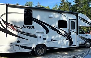 2022 Redhawk 24B RV rental photo 9