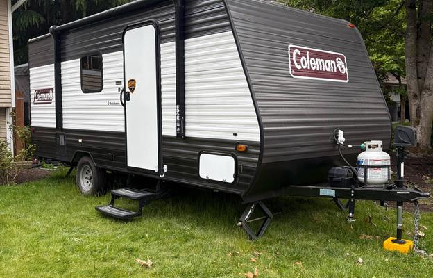2021 Coleman-Fully Loaded Glamping Travel Trailer!