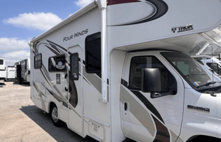 Seats / Sleeps 5, Pet friendly Camper