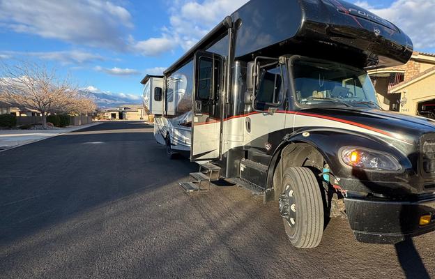 2021 Dynamax FORCE HD 34KD HD RV rental photo 1