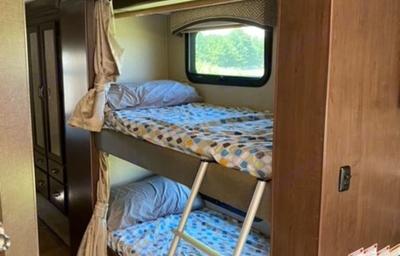 Easy to drive 2017 Thor Chateau 31E bunkhouse