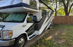 Spacious and Comfortable Class C Motorhome!