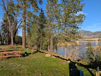 Lakeshore Resort