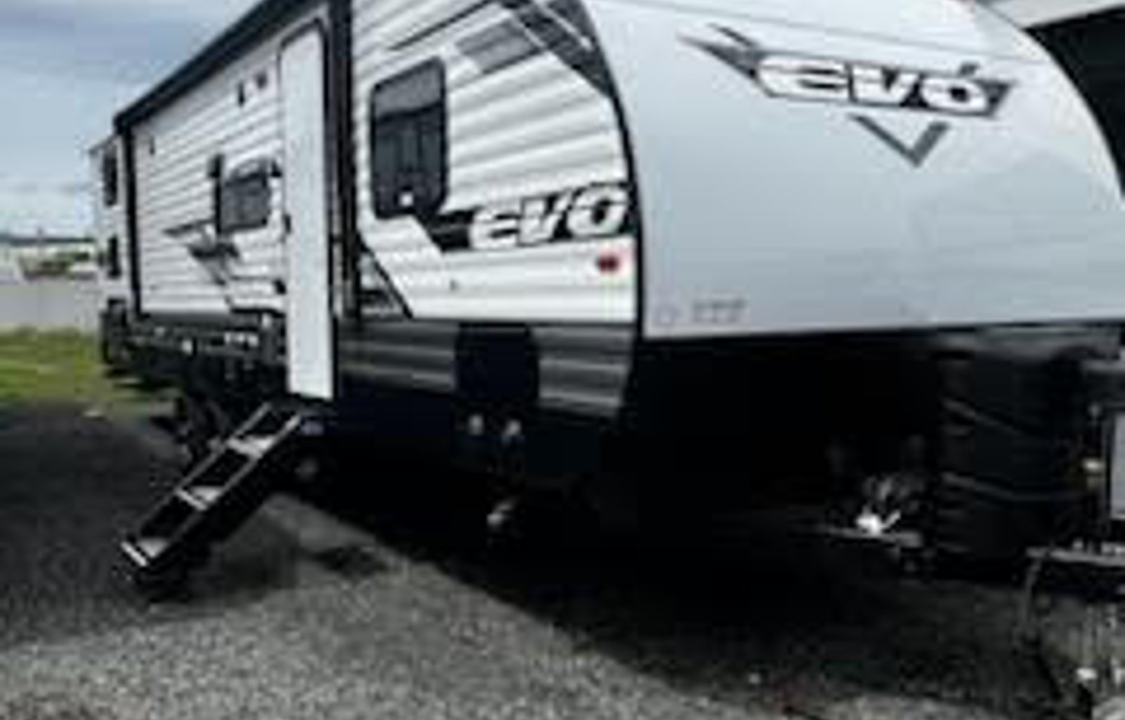Ellie- 2023 Forest River RV EVO Lite 2750QBX