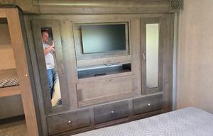 Easy to Drive Spacious RV - Only 3000 Miles on it!