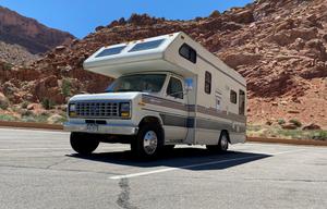 Retro 1989 Winnebago | Modern Upgrades, Sleeps 6