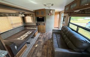 Beautifully Maintained Clean 2017 Keystone Camper
