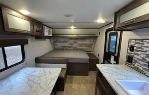 Lightweight, sleeps 6, upgrades! 400W solar system