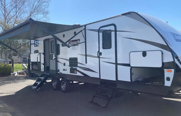 Family RV with bunk beds, queen bed, and more!