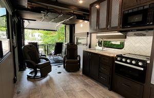 Travel Trailer / Toy Hauler / Sleeps 6 / Rear Deck