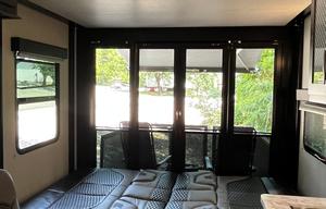 Travel Trailer / Toy Hauler / Sleeps 6 / Rear Deck