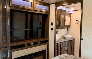 Deluxe 5th Wheel Luxury. Comfort.  Freedom.