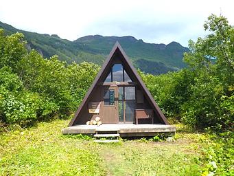 Twin Lakes Cabin in front of mountains