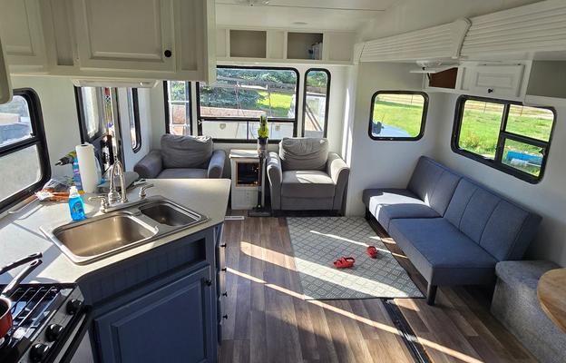 R-vision 5th wheel, camper cannot be towed