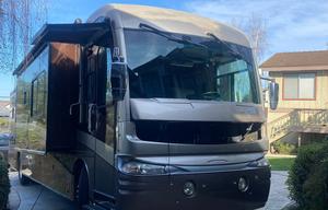 Palace on wheels! -2005 Revolution LE 40 ft