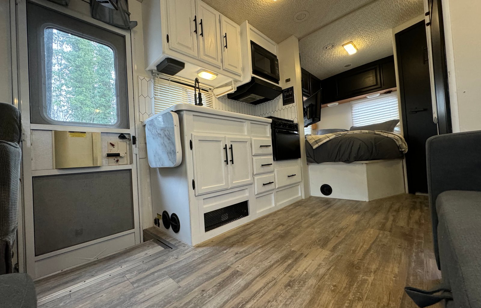 Newly Renovated RV - Minnie - Adventure Machine