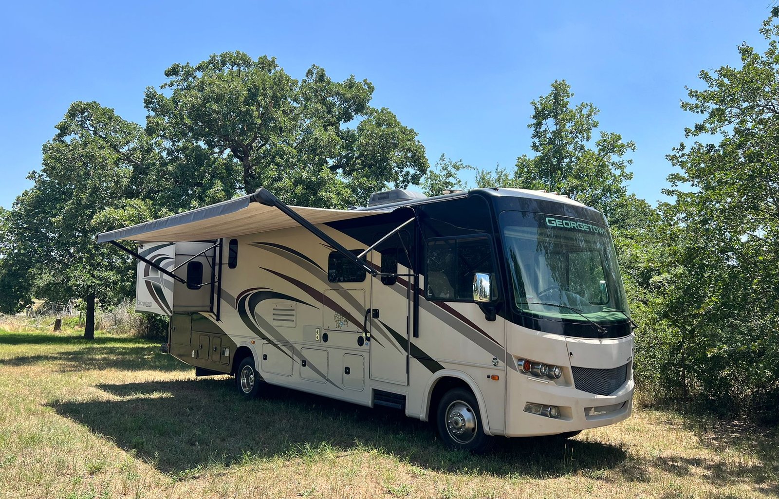 The Lone Star Lodge – Tailgate-Ready, Pet-Friendly